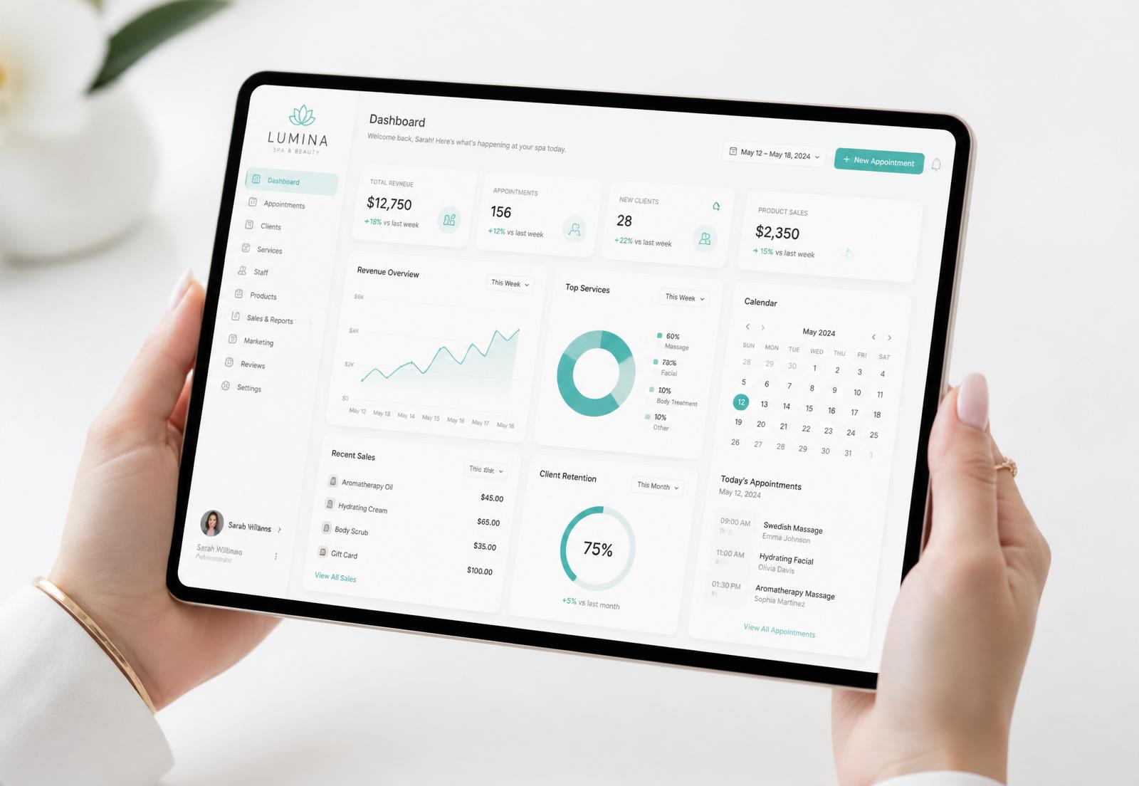 Manos profesionales sosteniendo tableta con dashboard de MR Spa Control